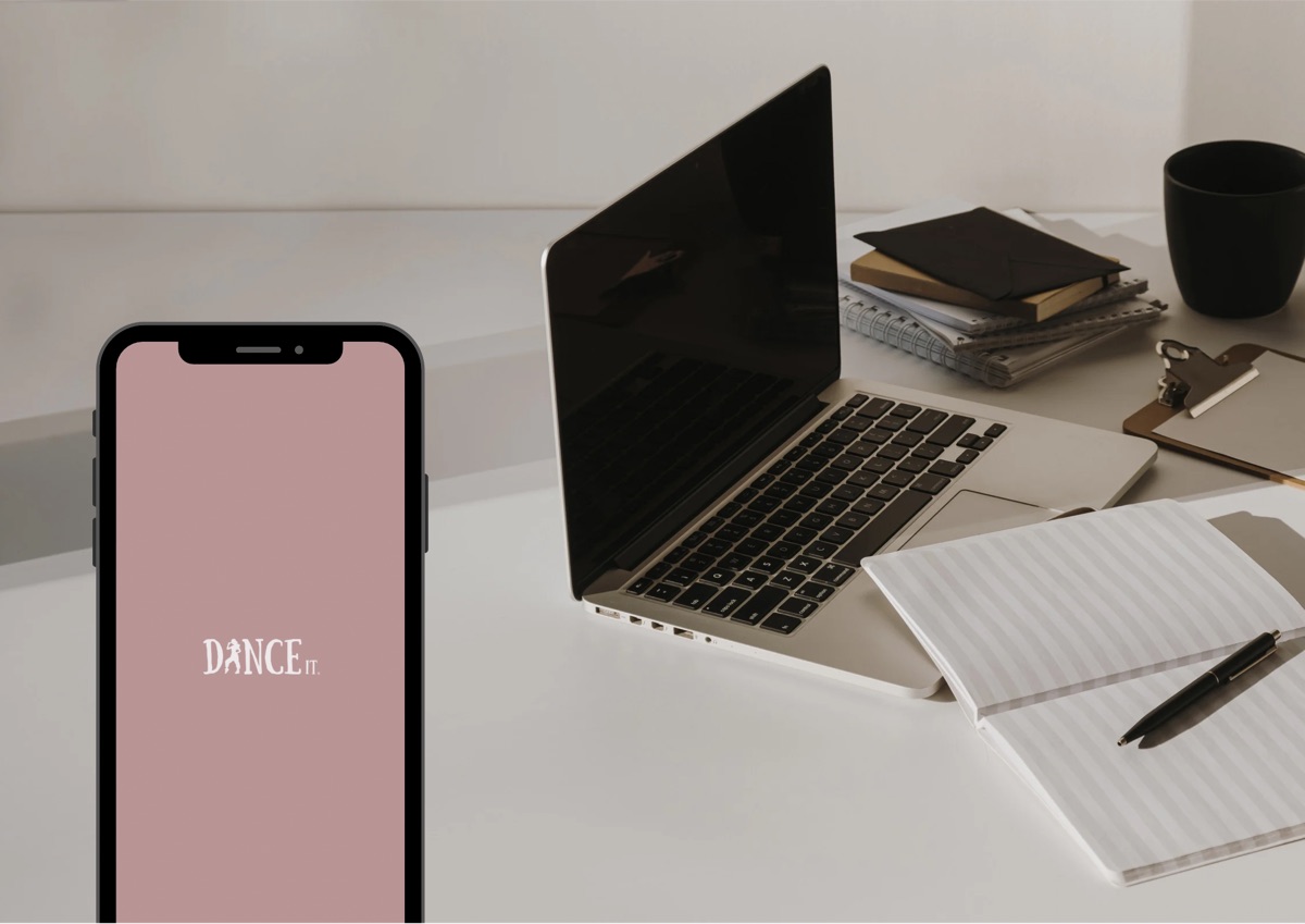 Application Dance It® ouverte sur un smartphone posé à côté d'un ordinateur portable